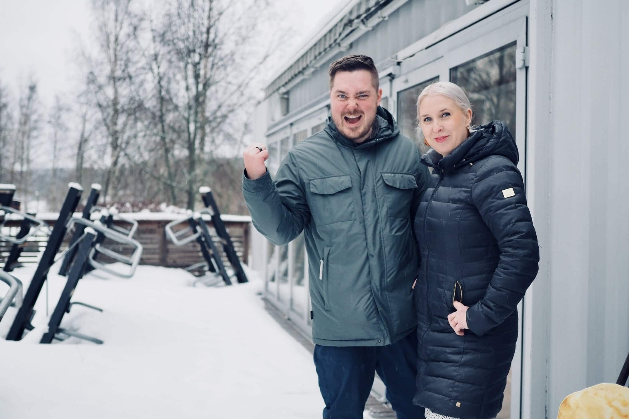 Mortonin perustajat Petri Virta ja Jarna Kaplas tulevan Rautalammin Konttiravintolan lumisella terassilla.